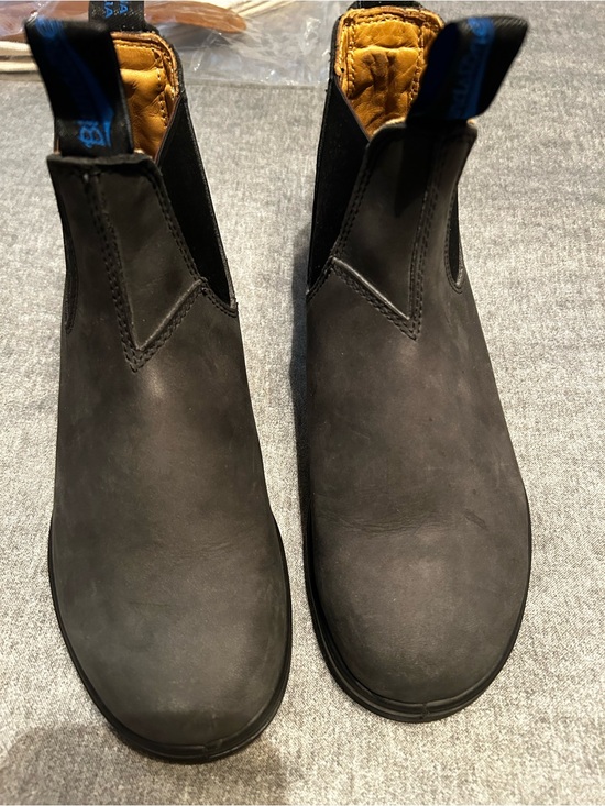 Blundstone Shoes - Unisex Rustic Black Blundstone Slip-On Chelsea Boots - Premium Leather